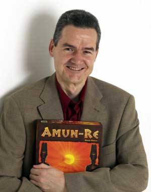 Autor Reiner Knizia mit seinem Spiel Amun-Re