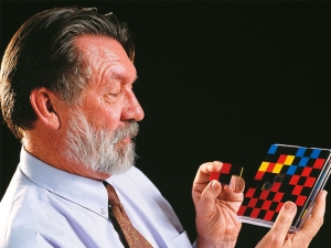 The Kaleidoscope Classic - Erfinder Dr. Mark Thornton Wood mit seinem Puzzlespiel